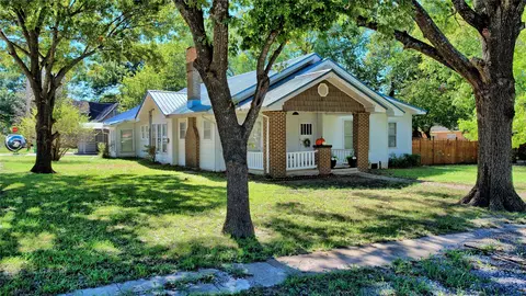 301 W Howell St, Saint Jo, TX 76265