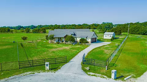 3609 Farm Land Ct, Granbury, TX 76048
