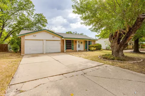 312 NW Wintercrest Rd, Burleson, TX 76028