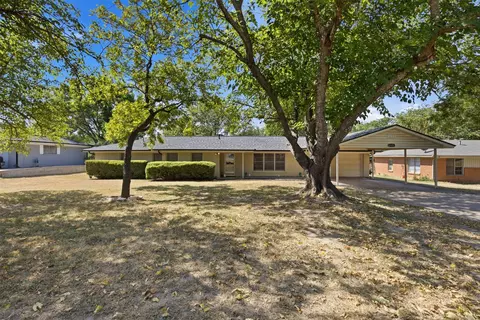 6121 Ten Mile Bridge Rd, Fort Worth, TX 76135