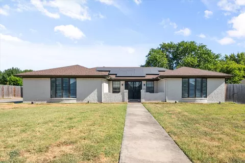 108 Haywood Dr, Benbrook, TX 76126