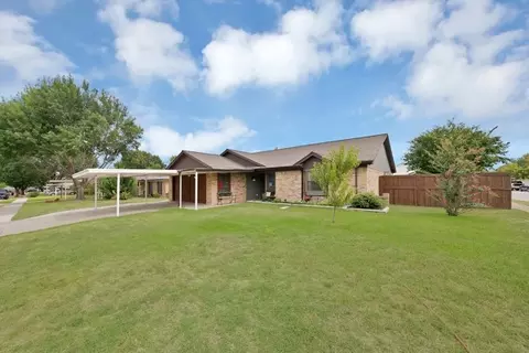 537 N Park Dr, Saginaw, TX 76179