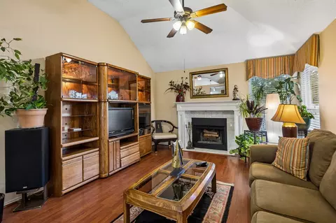 707 Meadowcreek Ct, Garland, TX 75043