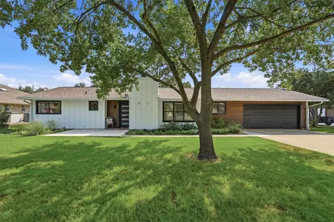 722 Kiowa Dr W, Lake Kiowa, TX 76240
