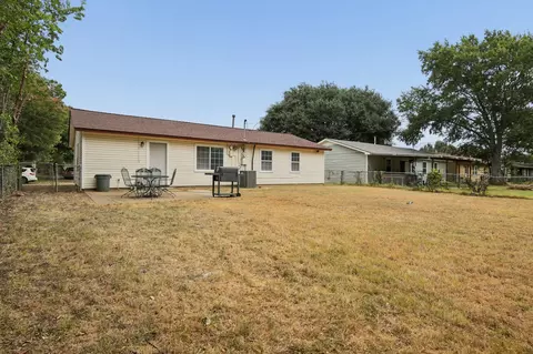 Exterior - 117 Tarrant Dr, Euless, TX 76039 photo 4 of 5
