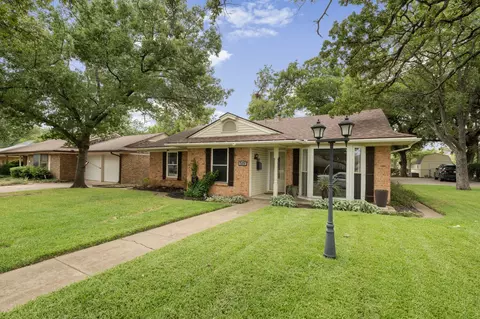519 Staffordshire Dr, Irving, TX 75061