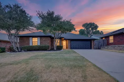 8233 Willis Ln, Watauga, TX 76148