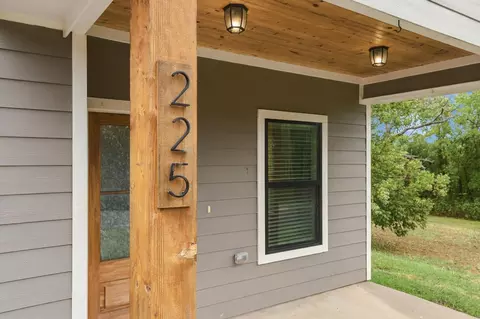 Exterior - 225 E Washington St, Denison, TX 75021 photo 4 of 10