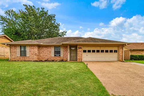 2710 Ballard Dr, Paris, TX 75460