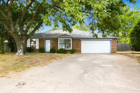 6400 Twin Spruce Ct, Arlington, TX 76018