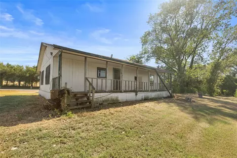 Exterior - 1901 E Texas St, Denison, TX 75021 photo 3 of 6