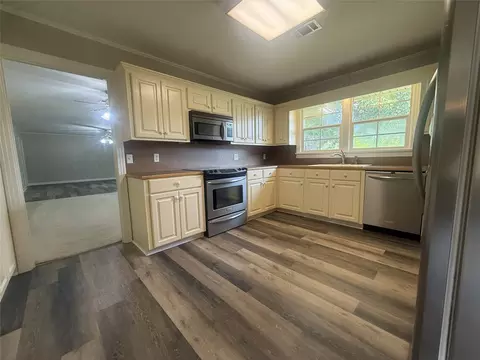 Kitchen - 304 6th St NW, Springhill, LA 71075 photo 2 of 4