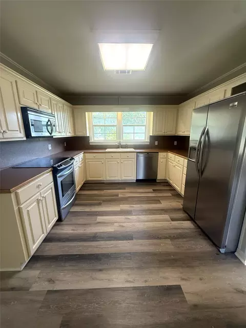 Kitchen - 304 6th St NW, Springhill, LA 71075 photo 1 of 4