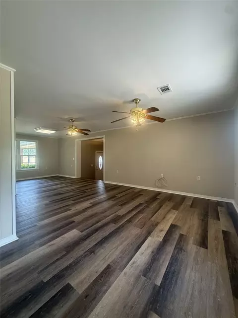 Living - 304 6th St NW, Springhill, LA 71075 photo 4 of 6