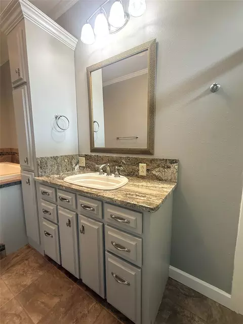 Bath - 304 6th St NW, Springhill, LA 71075 photo 7 of 9