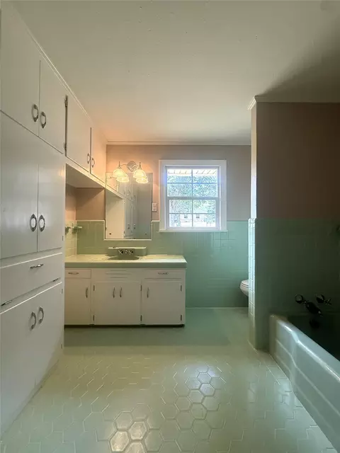 Bath - 304 6th St NW, Springhill, LA 71075 photo 8 of 9