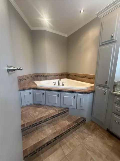 Bath - 304 6th St NW, Springhill, LA 71075 photo 3 of 9