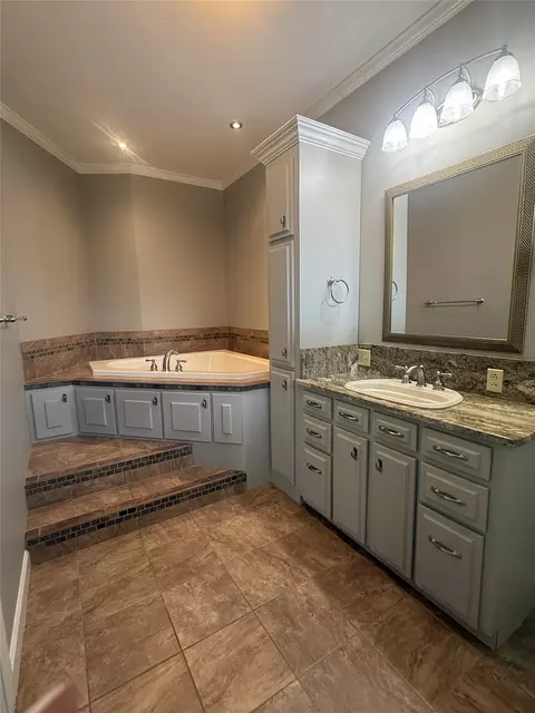 Bath - 304 6th St NW, Springhill, LA 71075 photo 1 of 9