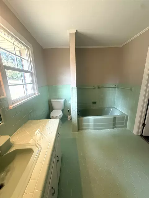 Bath - 304 6th St NW, Springhill, LA 71075 photo 9 of 9