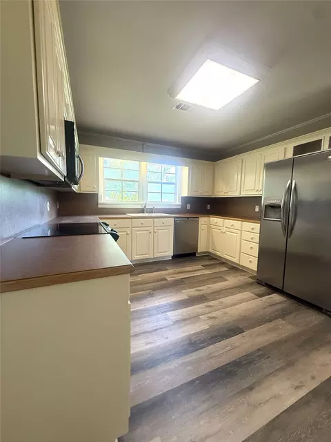 Kitchen - 304 6th St NW, Springhill, LA 71075 photo 4 of 4