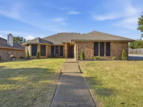 7525 Sean Dr, North Richland Hills, TX 76182