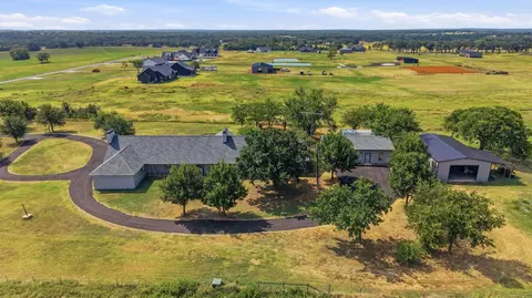 705 Club Lake Rd, Whitesboro, TX 76273