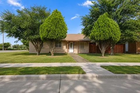 13105 Blossomheath Ln, Dallas, TX 75240