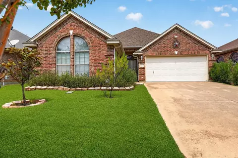 8955 River Falls Dr, Fort Worth, TX 76118
