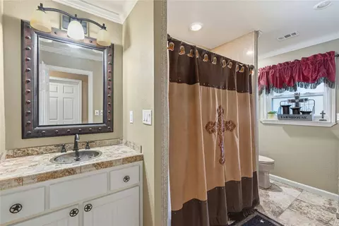 Bath - 901 W Wrights Ave, Comanche, TX 76442 photo 2 of 2