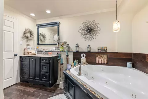 Bath - 901 W Wrights Ave, Comanche, TX 76442 photo 1 of 2