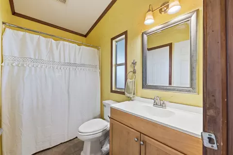 Bath - 18404 Pine Dr, Eustace, TX 75124 photo 2 of 4
