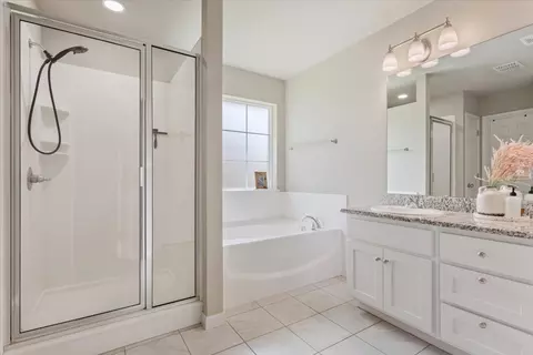 Bath - 2518 Yoder Ln, Robinson, TX 76706 photo 2 of 4