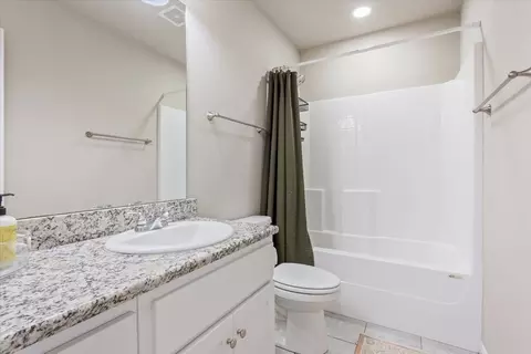 Bath - 2518 Yoder Ln, Robinson, TX 76706 photo 4 of 4