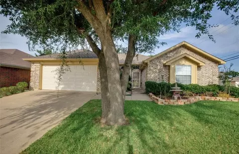 6200 Pierce Arrow Dr, Arlington, TX 76001