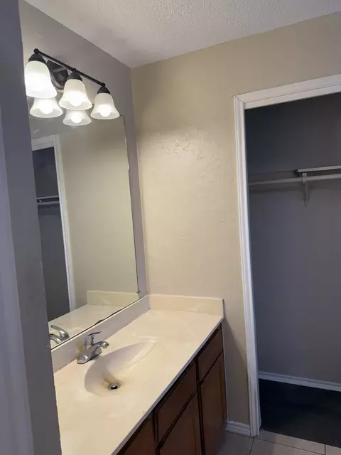 Bath - 4922 Rolling Vis, Mesquite, TX 75150 photo 3 of 5