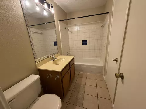Bath - 4922 Rolling Vis, Mesquite, TX 75150 photo 2 of 5