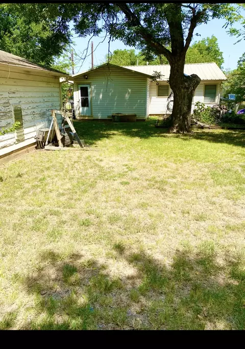 Exterior - 113 Moon St, Cleburne, TX 76033 photo 4 of 6