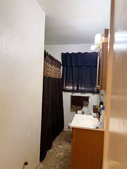 Bath - 113 Moon St, Cleburne, TX 76033 photo 1 of 2