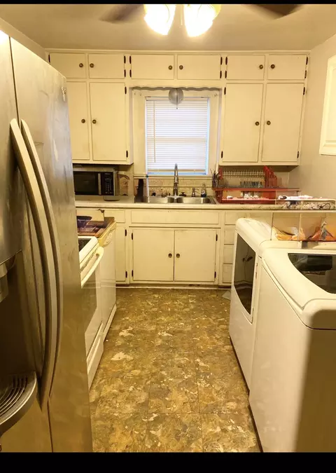 Kitchen - 113 Moon St, Cleburne, TX 76033 photo 1 of 3