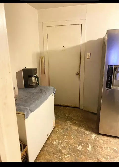 Kitchen - 113 Moon St, Cleburne, TX 76033 photo 2 of 3