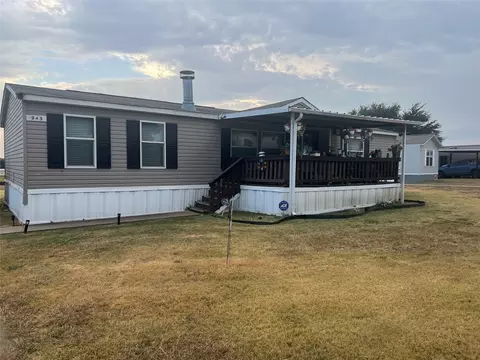 943 Winning Colors Dr, Wilmer, TX 75172