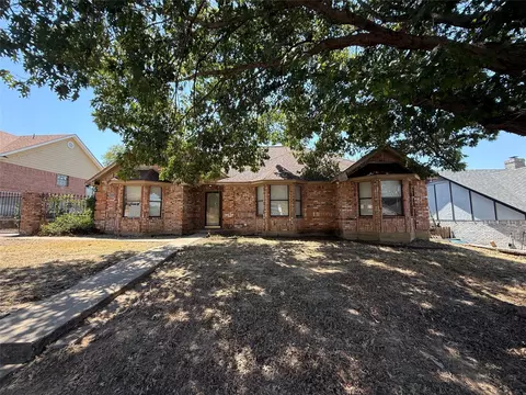 6313 Over Lake Dr, Fort Worth, TX 76135