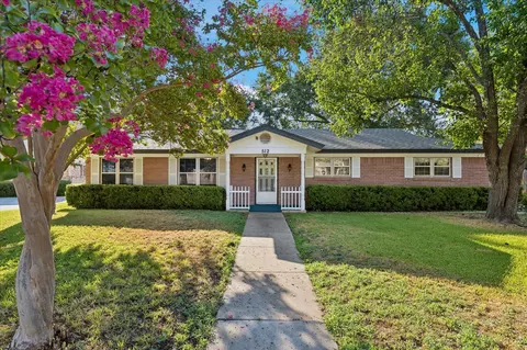 512 Brown Trail Ct, Hurst, TX 76053
