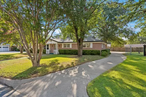 512 Brown Trail Ct, Hurst, TX 76053