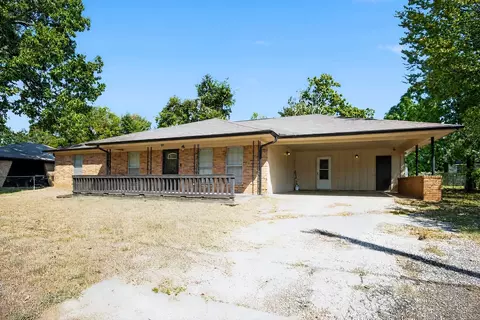 103 Clover Ln, Palestine, TX 75803