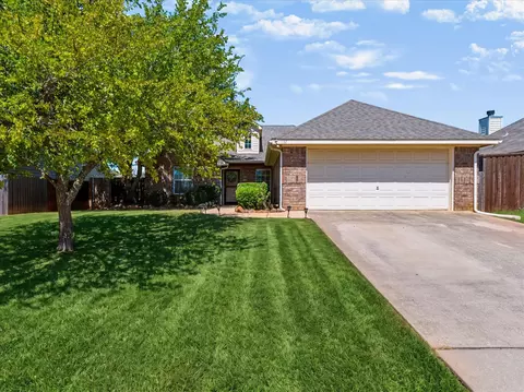 732 Countryside Dr, Aubrey, TX 76227