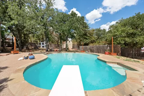 512 Shady Oaks Trl, Burleson, TX 76028