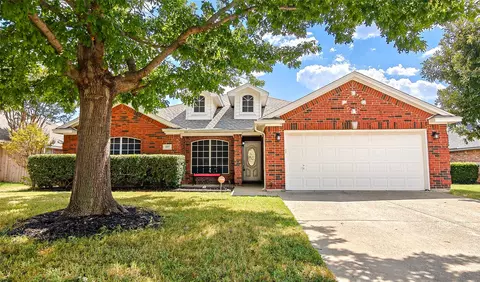 557 Willowview Dr, Saginaw, TX 76179