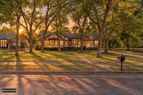 249 Creekwood Dr, Lancaster, TX 75146