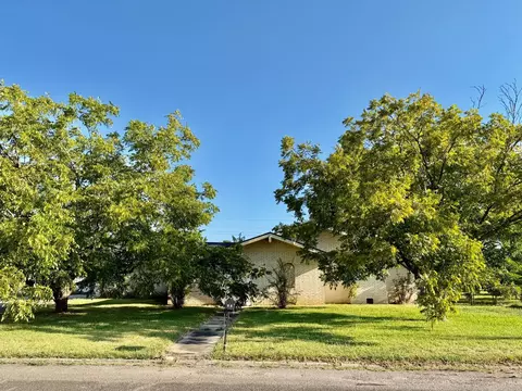 701 W 9th St, Clarksville, TX 75426